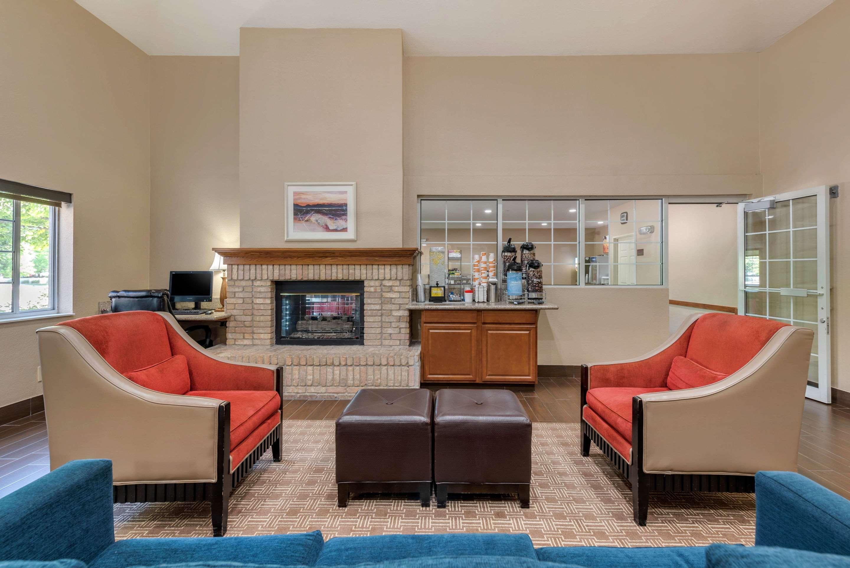 Comfort Suites Fort Collins Near University Exterior photo